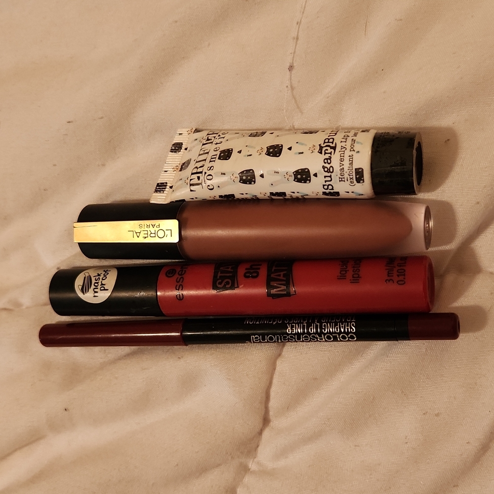 Lip Bundle - 2 Liquid Lipsticks, Lip Liner and Scrub